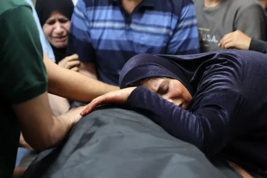 حرب الإبادة مستمرة.. 20 شهيدا بغزة والاحتلال يقصف مدرسة وخياما تؤوي نازحين