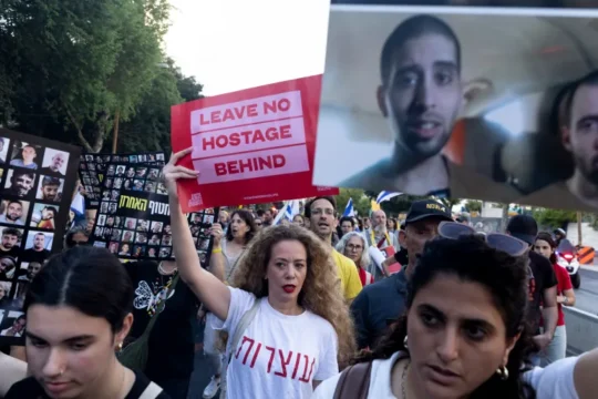 عائلات الأسرى الإسرائيليين تضغط وترامب يتحدث عن اتفاق وشيك بغزة