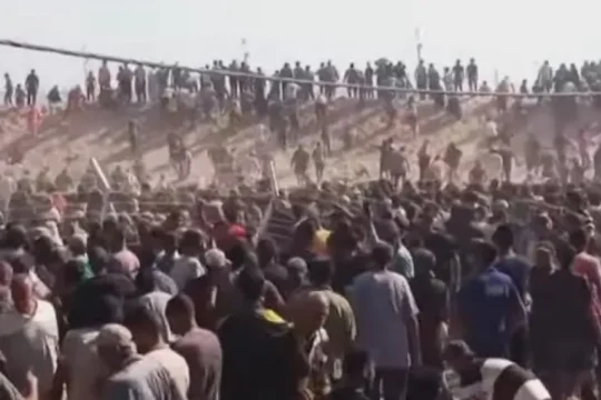 تعثر في يومه الأول.. فقدان السيطرة على مركز المساعدات في رفح