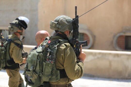 الاحتلال يعتقل أربعة شبان من بلدة عناتا بالقدس