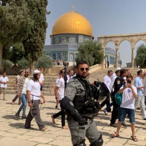 عشرات المستوطنين يقتحمون باحات الأقصى