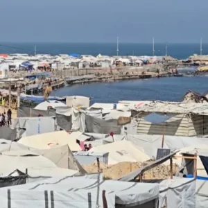 بينها الميناء وساحة الجندي.. مرافق حيوية بغزة تكتظ بخيام النازحين