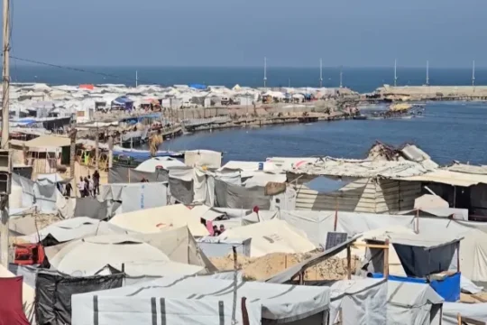 بينها الميناء وساحة الجندي.. مرافق حيوية بغزة تكتظ بخيام النازحين