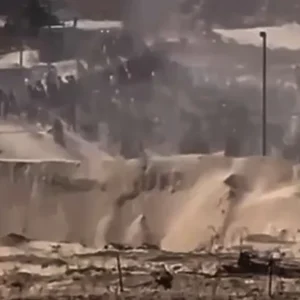 حشود المجوعين تقتحم مركز المساعدات بغزة وهروب العناصر الأميركية