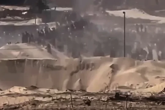 حشود المجوعين تقتحم مركز المساعدات بغزة وهروب العناصر الأميركية