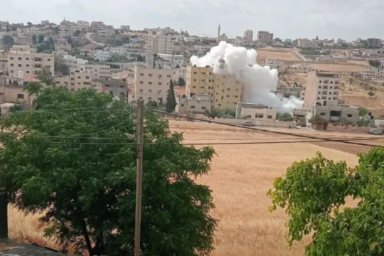 الاحتلال يقصف منزلًا بالأنيرجا ويفجّر مقهى في طوباس