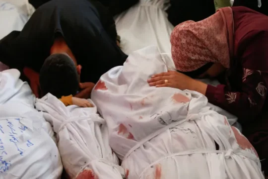 13 شهيدًا بقصف إسرائيلي استهدف عيادة صحية في جباليا