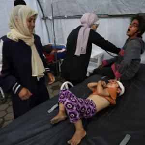55 شهيدا بقصف إسرائيلي على مدرسة تؤوي نازحين ومنزل في غزة