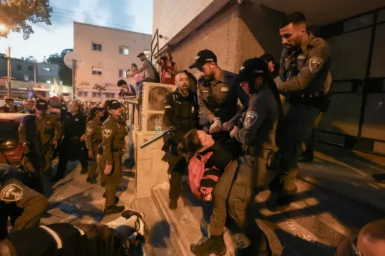 متظاهرون يقتحمون مقر حزب الليكود في تل أبيب
