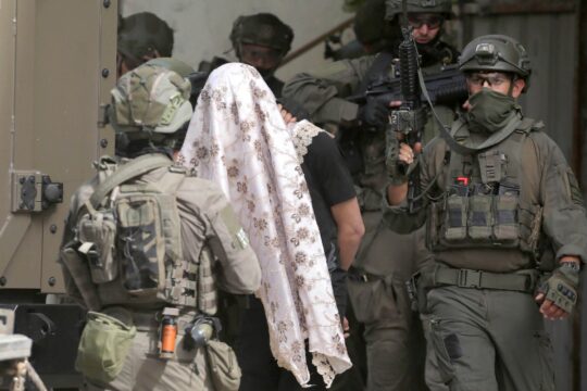 جيش الاحتلال يشن حملة اعتقالات ومداهمات في الضفة