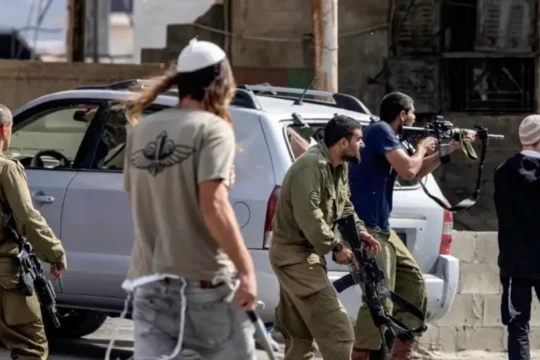 إصابات بالرصاص والحجارة والضرب إثر هجوم مستوطنين على بيتللو غرب رام الله