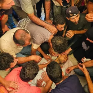 غزة تودع الفنان والناشط محمود خميس شراب بعدما رسم البسمة وسط الدمار