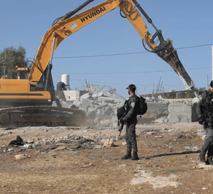 الاحتلال يهدم أسوارًا في بلدة عناتا شمال شرق القدس