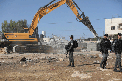 الاحتلال يهدم أسوارًا في بلدة عناتا شمال شرق القدس