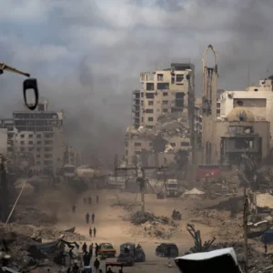حرب غزة.. نسف المنازل مستمر واستشهاد 60 شخصًا بعضهم أثناء انتظار المساعدات