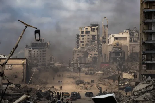 حرب غزة.. نسف المنازل مستمر واستشهاد 60 شخصًا بعضهم أثناء انتظار المساعدات