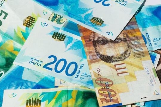 المالية تعلن صرف دفعة من رواتب الموظفين عن شهر نيسان 2025