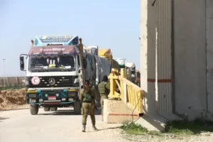 جيش الاحتلال يتخذ إجراءات أمنية مشددة أثناء مرور شاحنات محملة بالمساعدات الإنسانية والأغذية (وكالة الأناضول)