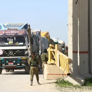 جيش الاحتلال يتخذ إجراءات أمنية مشددة أثناء مرور شاحنات محملة بالمساعدات الإنسانية والأغذية (وكالة الأناضول)
