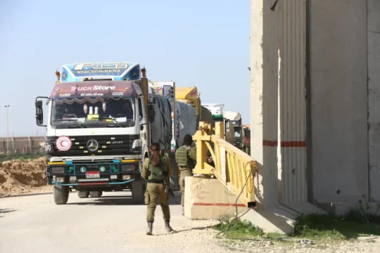 جيش الاحتلال يتخذ إجراءات أمنية مشددة أثناء مرور شاحنات محملة بالمساعدات الإنسانية والأغذية (وكالة الأناضول)