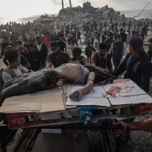 صورة تشرح الواقع.. استشهد جائعا يبحث عن لقمة حياة بغزة