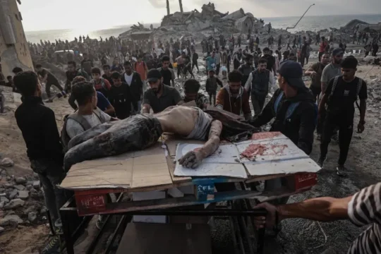 صورة تشرح الواقع.. استشهد جائعا يبحث عن لقمة حياة بغزة