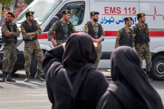 إيران تشن حملة على الجواسيس وتنفذ اعتقالات وتضبط ورشة سرية
