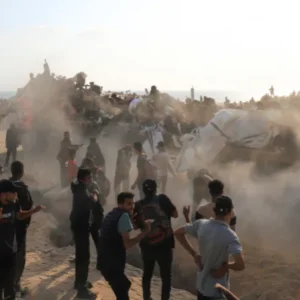 نقاط توزيع المساعدات في غزة.. كمائن مكشوفة لطوابير الجوعى تحت السيطرة النارية الإسرائيلية.. جريمة حرب أم سياسة؟