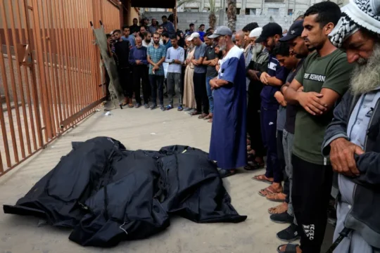 مقتل جندي إسرائيلي جنوب القطاع وشهداء باستهداف خيمة نازحين بالمواصي