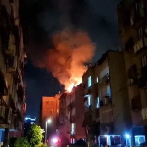 حرائق في مبان وسط إسرائيل جراء موجة صاروخية إيرانية جديدة