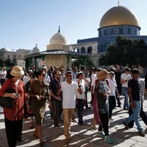 عشرات المستوطنين يقتحمون الأقصى
