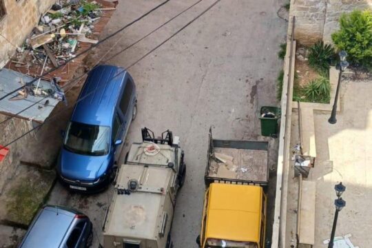 الاحتلال يستولي على مركبتين خلال اقتحامه قرية اللبن الشرقية