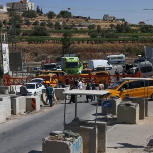 الاحتلال يغلق الضفة ويحذّر الفلسطينيين من إظهار الفرح بالقصف الإيراني