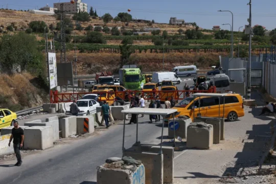 الاحتلال يغلق الضفة ويحذّر الفلسطينيين من إظهار الفرح بالقصف الإيراني