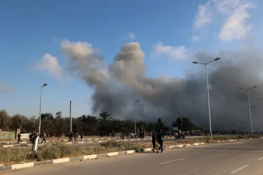 شهداء بغارات إسرائيلية على خيام النازحين ومنتظري المساعدات بغزة