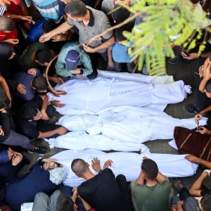 وداع عدد من الشهداء جراء هجمات إسرائيلية اليوم السبت في شمال غزة (الفرنسية)