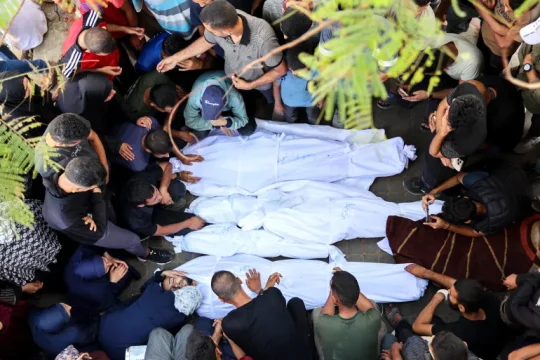 وداع عدد من الشهداء جراء هجمات إسرائيلية اليوم السبت في شمال غزة (الفرنسية)