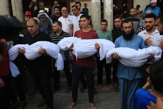 مدرّسة فلسطينية: نجوتُ من مجزرة في مدرسة بغزة لكن طلابي لم ينجوا