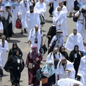 حجاج بيت الله يفدون إلى عرفة لأداء ركن الحج الأعظم