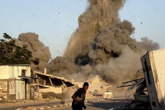 الاحتلال يواصل المجازر.. 11 شهيدا بينهم 4 أطفال باستهداف سوق شعبي في غزة