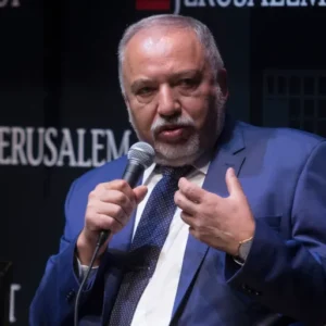 ليبرمان: إسرائيل تسلح عصابات في غزة بأمر من نتنياهو