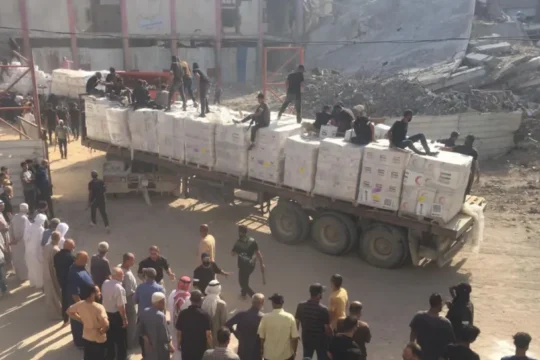 بعد نجاح تأمين المساعدات في الشمال.. نتنياهو يعود إلى مزاعم "سرقتها" ويمنعها عن القطاع