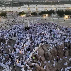 الحجاج يؤدون ركن الحج الأعظم وخطيب عرفة يدعو لأهل فلسطين
