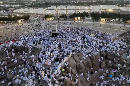 الحجاج يؤدون ركن الحج الأعظم وخطيب عرفة يدعو لأهل فلسطين