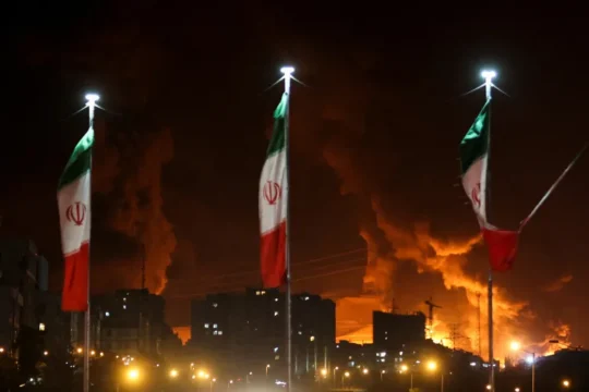 لماذا اختار نتنياهو هذا التوقيت تحديدًا للهجوم على إيران؟