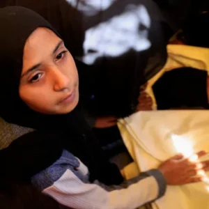 إسرائيل تقصف خياما للنازحين بغزة وتحظر دخول "مناطق المساعدات"
