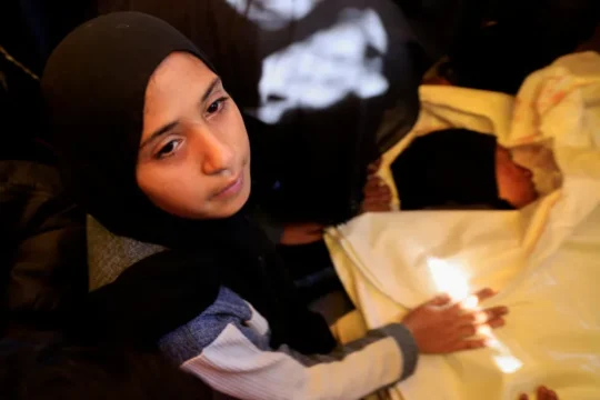 إسرائيل تقصف خياما للنازحين بغزة وتحظر دخول "مناطق المساعدات"