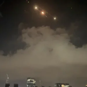 صواريخ باتجاه تل أبيب وشمال إسرائيل والحرس الثوري يهدد بالمزيد