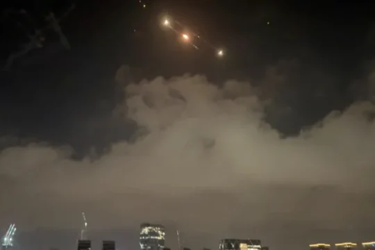 صواريخ باتجاه تل أبيب وشمال إسرائيل والحرس الثوري يهدد بالمزيد