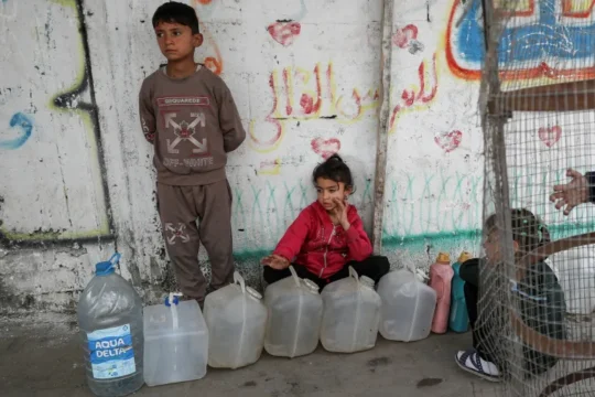 70 شهيدا وغارات تستهدف المجوعين بغزة والموت عطشًا يترصّد أطفالها